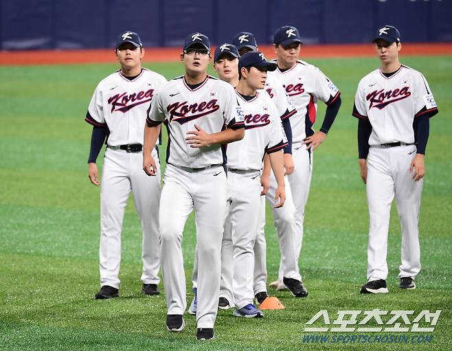 선배들과 함께 훈련하는 김서현, 김택연.