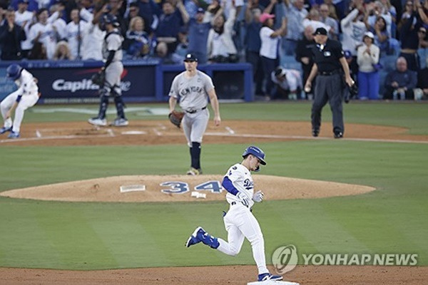 홈런을 치고 2루 베이스를 돌고 있는 토미 에드먼. ⓒ연합뉴스