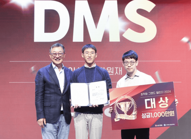 현신균 LG CNS 대표(왼쪽)가 대상을 수상한 서울대 'DMS'팀과 기념사진을 촬영하는 모습. (사진=LG CNS)