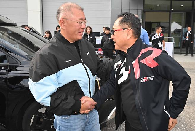 현대 N x 토요타 가주 레이싱 페스티벌 현장에서 정의선 회장과 토요다 아키오 회장이 만나 인사를 나누고 있다. 사진=현대차 제공
