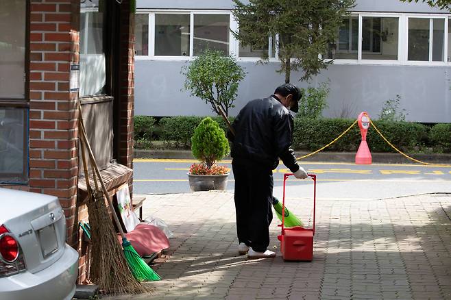 서울 시내 한 아파트에서 경비원이 업무를 보고 있다. 기사 내용과 관련 없음. /뉴시스