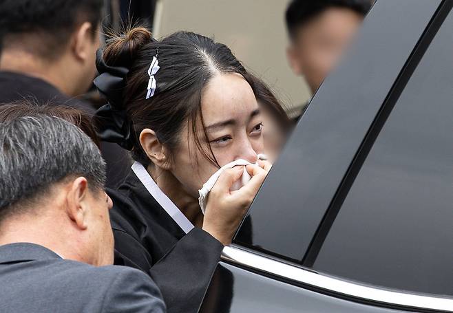 고(故) 김수미 며느리 서효림이 27일 오전 서울 성동구 한양대학교병원 장례식장에서 열린 배우 故 김수미의 발인식에서 고인의 마지막 가는 길을 배웅하고 있다. /뉴스1