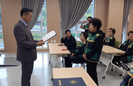 계룡시 문화관광재단에서 운영 중인 계룡밀리터리아카데미에 참여한 80세 여성 어르신이 각종 병영훈련 체험을 거뜬히 해내 많은 화제를 모으고 있다. 사진은 유원재 대원 수료증 전달식 장면. 계룡시 제공