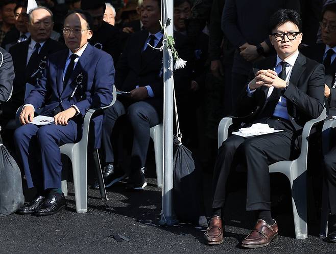 국민의힘 한동훈 대표와 추경호 원내대표가 26일 서울 동작구 국립서울현충원 박정희대통령 묘역에서 열린 박정희 전 대통령 서거 제45주기 추도식에 참석해 있다. 2024.10.26 뉴스1