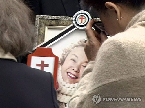 27일 고 김수미 씨의 영결식이 열린 서울 한양대병원 장례식장에서 유족이 영정사진을 들고 있다. [연합뉴스TV 캡처]