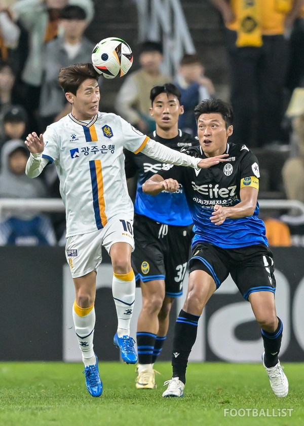 이희균(왼쪽, 광주FC), 이명주(오른쪽, 인천 유나이티드). 서형권 기자