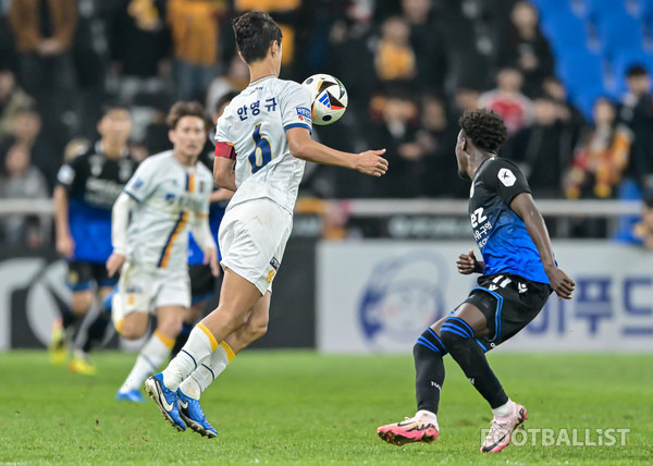 안영규(왼쪽, 광주FC), 제르소(오른쪽, 인천 유나이티드). 서형권 기자