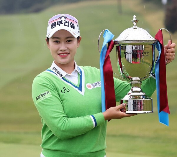 2024년 한국여자프로골프(KLPGA) 투어 덕신EPC·서울경제 레이디스 클래식 우승을 차지한 지한솔 프로가 우승 트로피를 들고 기념 촬영하는 모습이다. 사진제공=KLPGA