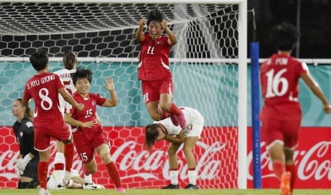 북한 17살 이하 여자축구 대표팀 최림정이 27일(한국시각) 도미니카공화국에서 열린 2024 국제축구연맹(FIFA) U-17 여자 월드컵 폴란드와의 8강전에서 골을 넣고 기뻐하고 있다. EPA/연합뉴스