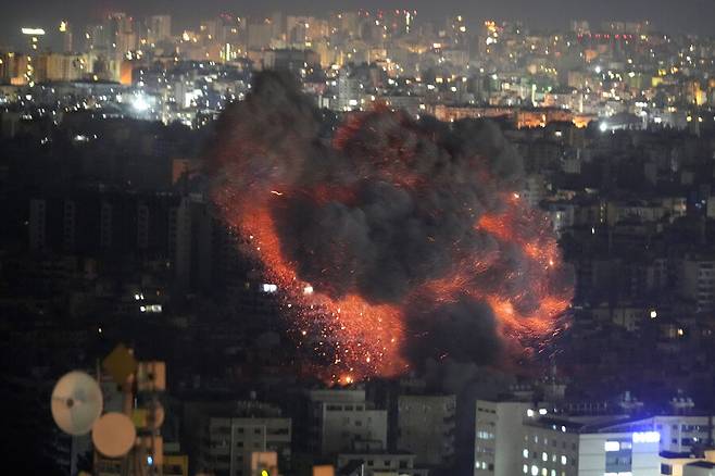 27일 새벽 이스라엘이 레바논 수도 베이루트의 남부 외곽 도시 다히야 지역을 폭격해 화염과 연기가 치솟고 있다. 이스라엘군은 전날에는 이란 수도 테헤란 등을 공습했다. AP 연합뉴스