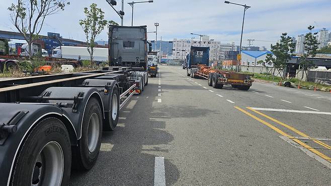 부산 남구 우암동의 우암부두 임시 화물차 주차장 근처 도로변에 화물차들이 무단 주차한 모습. 김영동 기자