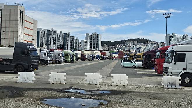 부산 남구 우암동의 우암부두 임시 화물차 주차장 모습. 김영동 기자