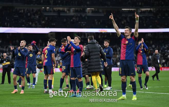 27일 산티아고 베르나베우에서 열린 레알과 바르셀로나의 2024~25 라리가 11라운드. 바르셀로나 선수단이 적지에서 4-0으로 완승을 거둔 뒤 팬들에게 박수를 보내고 있다. 가장 오른쪽은 이날 멀티 골을 터뜨린 레반도프스키. 사진=게티이미지