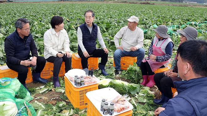 배추밭 간담회하는 한덕수 총리 2024.10.27 [사진제공:연합뉴스]