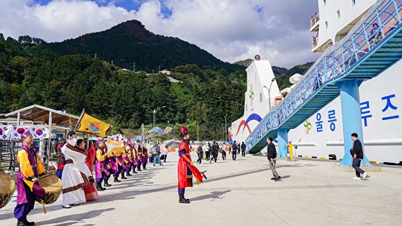 경북문화관광공사가 울릉도에서 '우산국왕 납시오' 행사를 진행하고 있다. [사진=경북문화관광공사]