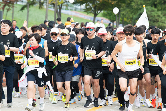 구미시가 낙동강 체육공원에서 열린 ‘2024 구미시민마라톤 대회’를 개최하고 있다. [사진=구미시청]