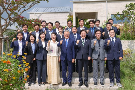 이재명 더불어민주당 대표를 비롯한 신임 지도부가 지난달 8일 경남 양산시 하북면 평산마을에서 문재인 전 대통령과 부인 김정숙 여사 등과 기념 촬영을 하고 있다. 뉴스1