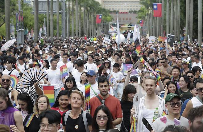 26일 타이베이에서 주최 측 추산 18만명이 참석한 LGBT 권리를 옹호하는 행진이 열렸다./AP연합뉴스