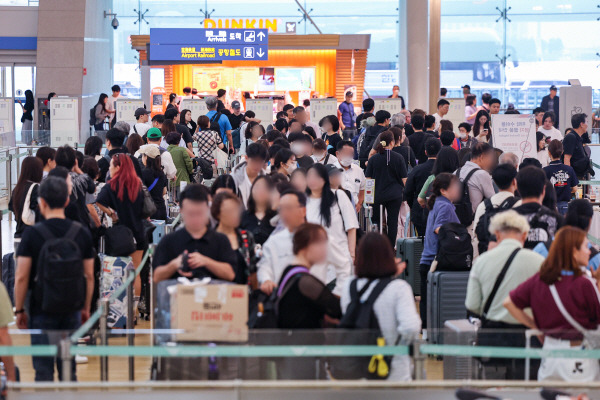 인천국제공항 제1여객터미널 출국장이 여행객 등으로 북적이고 있다. 연합뉴스