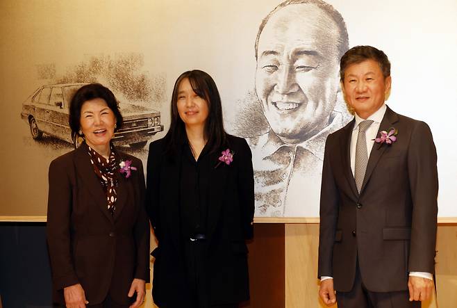 Han Kang attends the Pony Chung Innovation Award ceremony at Pony Chung Hall in Seoul’s Gangnam district on Thursday. From left are: Park Young-ja, wife of the late Chung Se-yung, who was the second chairman of HDC Group; Han; and Chung Mong-gyu, HDC Group chairman and founder of the Pony Chung Foundation. The drawing in the background is of late Chung, father of Chung Mong-gyu. (Joint Press Corps)