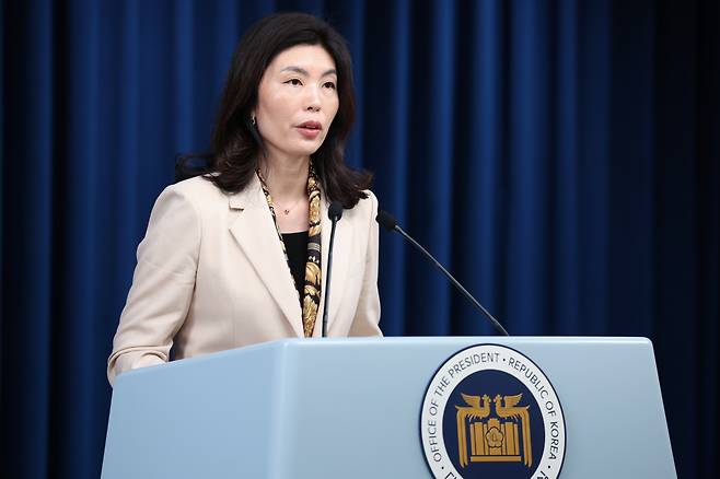 You Hye-mi, senior presidential secretary for low birth rate issues, speaks at a press briefing at the presidential office in Yongsan, central Seoul, Sunday. Yonhap