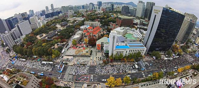 27일 오후 서울 중구 서울광장 일대에서 개신교계 임의 단체인 '한국교회 200만 연합예배 및 큰 기도회 조직위원회'가 동성결혼 합법화와 차별금지법 제정 반대를 촉구하는 집회를 열었다. 예배 참석자들은 성경이 가르치는 참된 그리스도인다운 삶을 살며 사회적 책임도 다하겠다는 의지를 밝히며 차분히 기도에 힘을 모으고 질서유지에도 애썼다. 