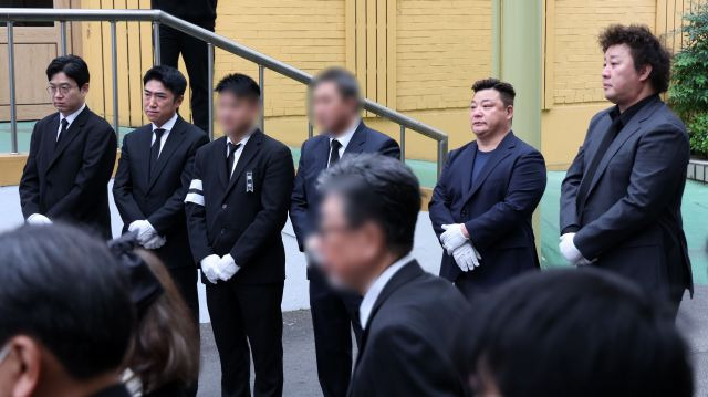 27일 오전 서울 성동구 한양대병원 장례식장에서 엄수된 배우 고(故) 김수미의 발인에서 문태주 PD(왼쪽부터), 개그맨 장동민, 윤정수, 정준하 등이 고인을 마지막을 배웅하고 있다. 뉴시스