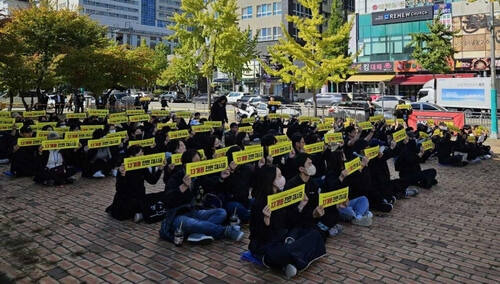 인천 서구 검단신도시 AA21블록 아파트 입주예정자들이 26일 LH(한국토지주택공사) 인천지역본부 앞에서 집회를 하고 있다. 입주예정자협의회 제공