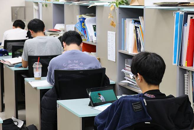 서울 강남구의 한 학원에서 자습하고 있는 수험생들.