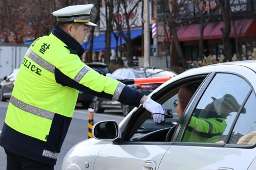 음주운전 단속 중인 경찰관 모습. 사진은 기사 내용과 직접적인 관련 없음. [사진 = 연합뉴스]