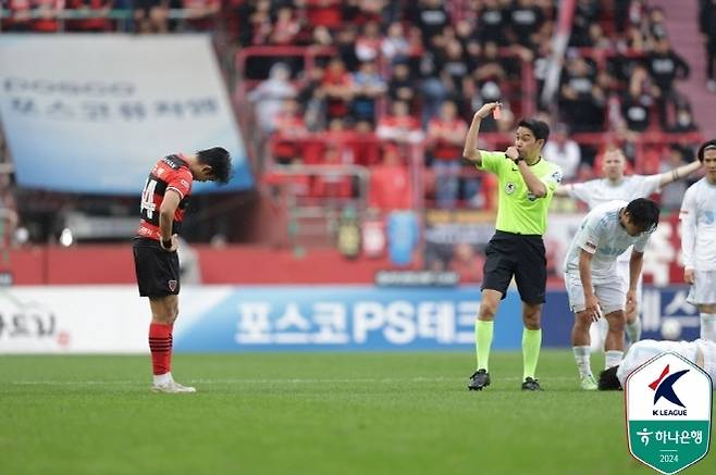 레드카드를 받는 이규백. 사진=한국프로축구연맹