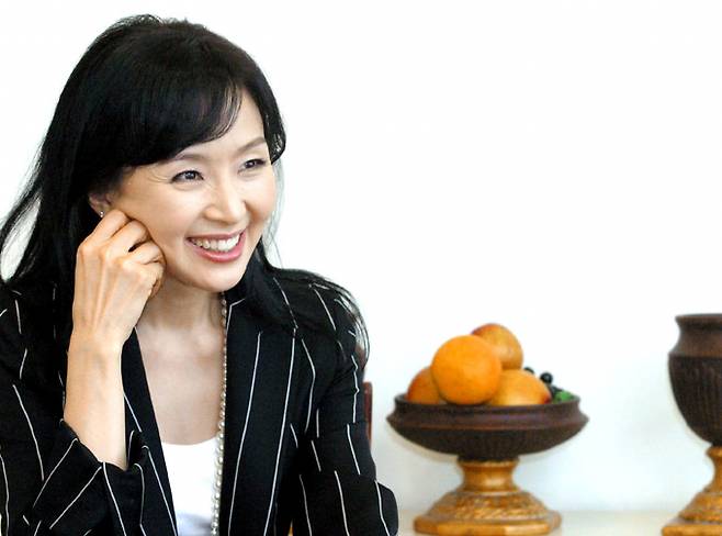 고인 모독 논란으로 CJ온스타일에서 무기한 출연정지 처분을 받은 홈쇼핑 업계의 '완판녀' 유난희씨가 약 1년 반 만에 롯데홈쇼핑 방송으로 복귀하는 가운데 구설에 오른 쇼호스트를 기용하는 배경에 이목이 쏠린다. 사진은 2005년 촬영된 유난희 쇼호스트의 모습. /사진=머니투데이