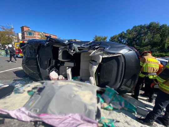 지난 23일 울산 중구 성안동 백양로의 한 도로에서 70대 남성이 몰던 SUV 차량이 인근 주차장으로 돌진, 차량 8대를 잇따라 들이받는 사고가 발생했다. 전복된 가해 차량. 뉴시스