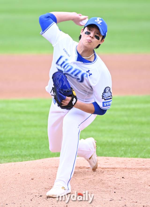26일 오후 대구광역시 연호동 대구삼성라이온즈파크 에서 진행되는 '2024 프로야구 KBO리그 포스트시즌' 한국시리즈 4차전 삼성라이온즈와 KIA타이거즈의 경기. 삼성 원태인이 선발등판해 역투하고 있다./대구 = 송일섭 기자