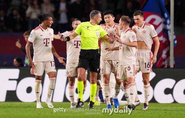 독일 매체 FCB인사이드는 27일 '이토의 복귀로 김민재는 주전 자리를 걱정해야 하나'라며 이토 복귀에 대해 전망했다. 이 매체는 '이토는 곧 바이에른 뮌헨 데뷔전을 치를 것이다. 이토의 복귀는 바이에른 뮌헨 센터백 경쟁을 뒤흔들 것이다. 한 가지 분명한 점은 김민재와 이토가 왼쪽 센터백을 놓고 결투를 펼칠 수 있다는 점'이라고 강조했다./게티이미지코리아
