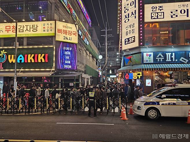 핼러윈데이를 닷새 앞둔 26일 저녁 9시 홍대 거리에 있는 술집 앞에 경찰들이 바리케이드를 치고 있다. 이용경 기자