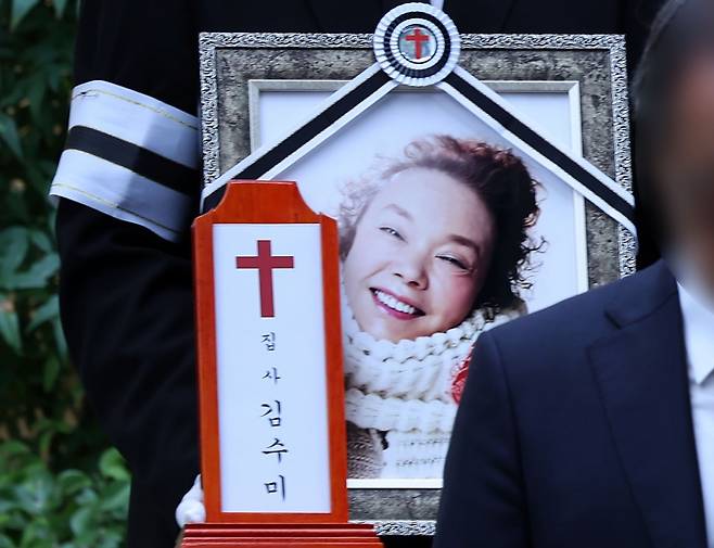 27일 서울 성동구 한양대병원 장례식장에서 배우 고(故) 김수미의 발인이 엄수되고 있다. [뉴시스]
