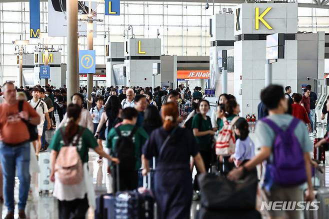 [인천공항=뉴시스] 김근수 기자 = 인천국제공항 제1여객터미널 출국장에 여행객들이 출국준비를 하고 있다. 2024.10.27. ks@newsis.com