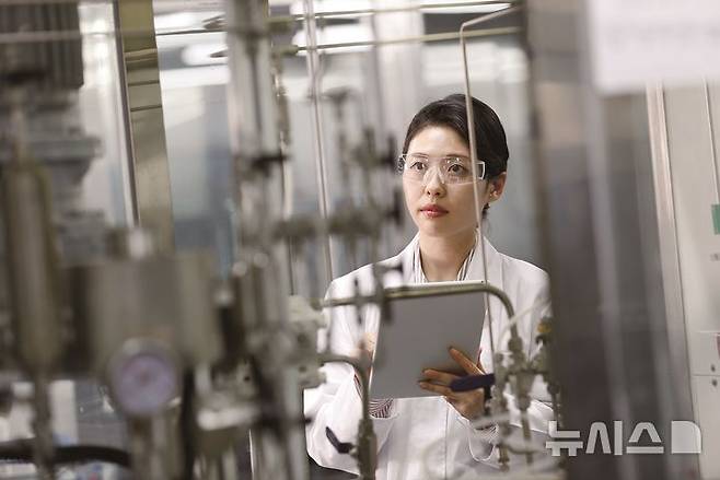 [서울=뉴시스]금호석유화학 중앙연구소 연구원 (사진 = 금호석유화학 제공)