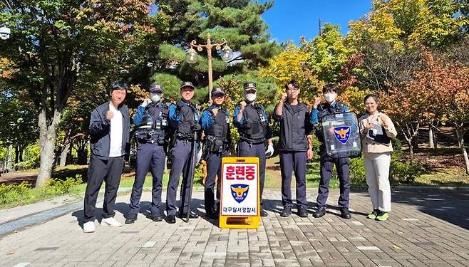 [대구=뉴시스] 대구 달서경찰서는 교제폭력 상황을 설정하고 지역 경찰 역량 강화를 위한 모의훈련(FTX)을 실시했다. (사진=대구 달서경찰서 제공) 2024.10.27. photo@newsis.com  *재판매 및 DB 금지