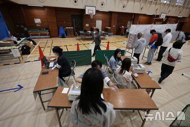 [AP/뉴시스] 일본 중의원 선거투표가 실시된 27일 아침 도쿄 투표소