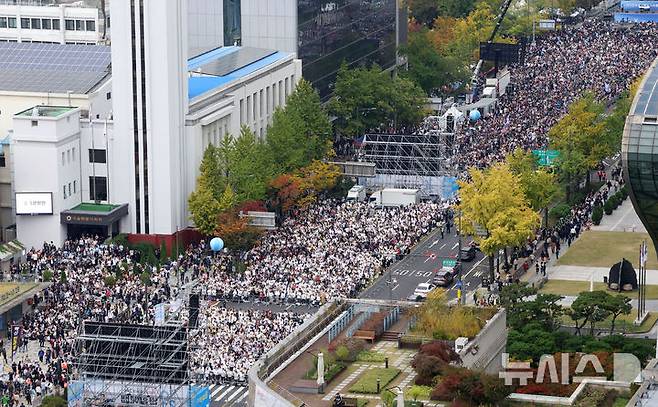 [서울=뉴시스] 홍효식 기자 = 27일 서울 세종대로에서 한국교회연합이 주최한 악법 저지를 위한 200만 연합예배 및 큰 기도회가 열리고 있다. 2024.10.27. yesphoto@newsis.com