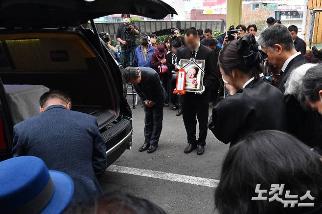 27일 오전 서울 성동구 한양대학교병원 장례식장에서 배우 故 김수미의 발인식이 엄수되고 있다. 류영주 기자