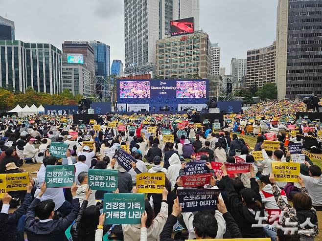 10.27 연합예배가 27일 오후 서울 광화문과 서울역, 여의도 일대에서 동시에 진행됐다. 예배 참석자들이 차별금지법 제정 반대 피켓 등을 들고 침묵하고 있다. 송주열 기자