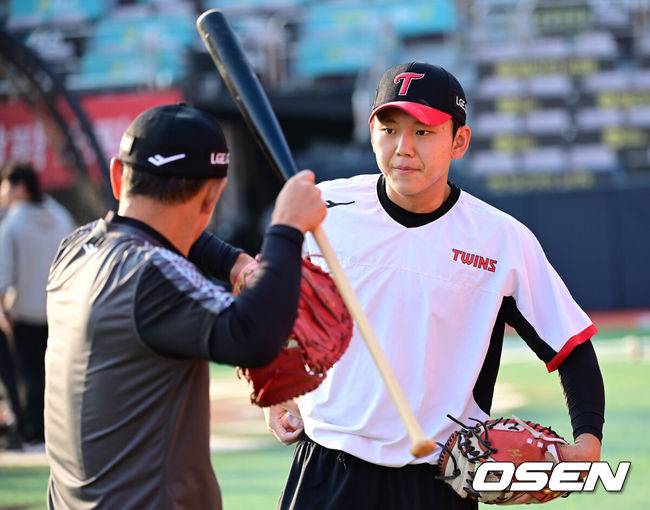 [OSEN=수원, 김성락 기자] 8일 수원KT위즈파크에서 2024 신한 SOL뱅크 KBO 포스트시즌 준플레이오프 3차전 KT 위즈와 LG 트윈스의 경기가 열릴 예정인 가운데 양 팀 훈련이 진행됐다.이날 KT는 벤자민을, LG는 최원태를 선발 투수로 내세운다.경기 시작에 앞서 LG 이주헌이 훈련을 하고있다. 2024.10.08/ ksl0919@osen.co.kr