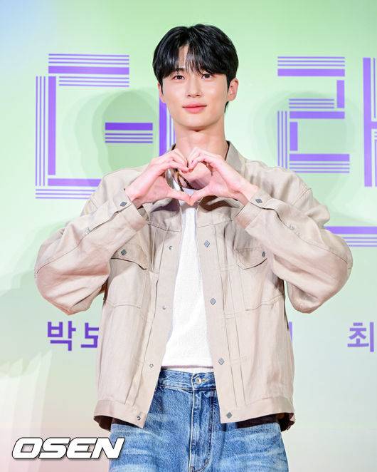 [OSEN=지형준 기자] 31일 오후 서울 메가박스 코엑스에서 영화 '원더랜드' VIP 시사회가 열렸다.'원더랜드'는 죽은 사람을 인공지능으로 복원하는 영상통화 서비스 ‘원더랜드’를 통해 사랑하는 사람과 다시 만나는 이야기로 6월 5일 전국 극장에서 만날 수 있다.배우 변우석이 참석해 포즈를 취하고 있다. 2024.05.31 /jpnews@osen.co.kr