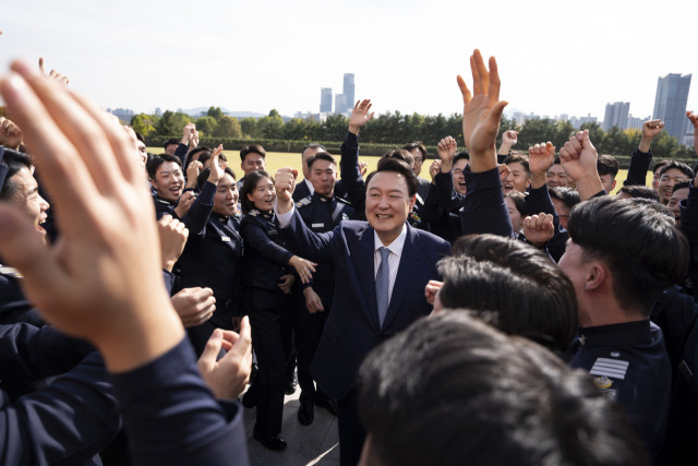 ▲윤석열 대통령이 지난 25일 서울 용산 대통령실 앞에서 견학 온 공군사관학교 4학년 생도들을 만나 함께 '독수리 구호'를 외치고 있다. ⓒ연합뉴스