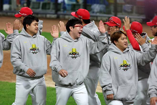 지난 23일 광주 기아챔피언스필드에서 열린 2024 신한 SOL뱅크 KBO 포스트시즌 한국시리즈 2차전 삼성 라이온즈와 KIA 타이거즈의 경기. 8-3으로 완승을 한 KIA 선수들이 승리 세리머니하고 있다. 연합뉴스
