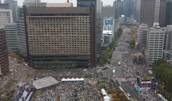 한국교회 200만 연합예배 및 큰 기도회 - 27일 오후 서울 중구 서울광장 일대에서 개신교계 임의 단체인 ‘한국교회 200만 연합예배 및 큰 기도회 조직위원회’가 동성결혼 합법화와 차별금지법 제정 반대를 촉구하는 집회를 열고 있다. 2024.10.27 연합뉴스