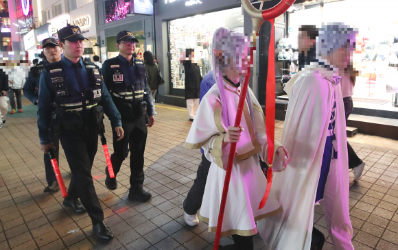 핼러윈 데이를 앞둔 26일 오후 서울 마포구 홍대 거리에서 경찰이 인파 사고를 대비한 근무를 서고 있다. 2024.10.26 뉴스1